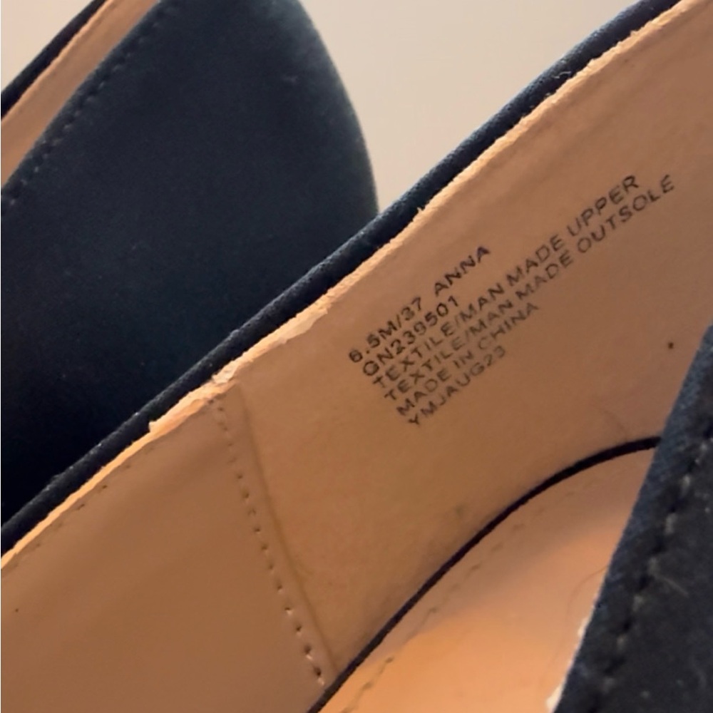 BCBGeneration Pointed Toe is Pump w/ Bow - Picture 5 of 6